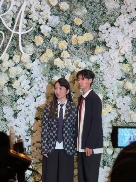 近日，陶晶莹带着19岁的女儿参加婚礼，因中性打扮让网友误以为是儿子