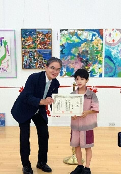 黄圣依陪儿子日本画作展出，安麟超帅像男版黄圣依，颜值碾压哥哥
