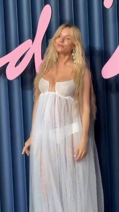 44岁西耶娜·米勒怀二胎，与小男友出席英国时尚大奖