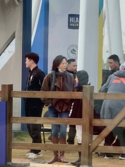 杨乐乐带儿子参加马术比赛,沐沐露侧脸很像汪涵
