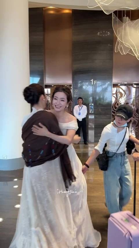 李晟江一燕浪姐之后又见面了，两人见面拥抱，期待海南国际电影节的红毯