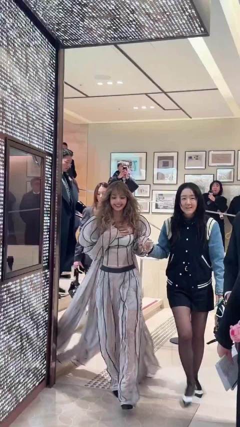 Lisa出席首尔LV活动 哇噻又是新造型，是潦草的小公主