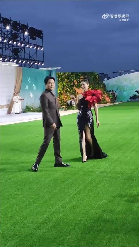 张颂文亮相金熊猫奖红毯，爆红后低调依旧