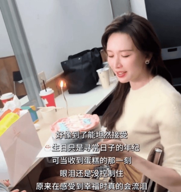 林志玲收到蛋糕感动到哭。
