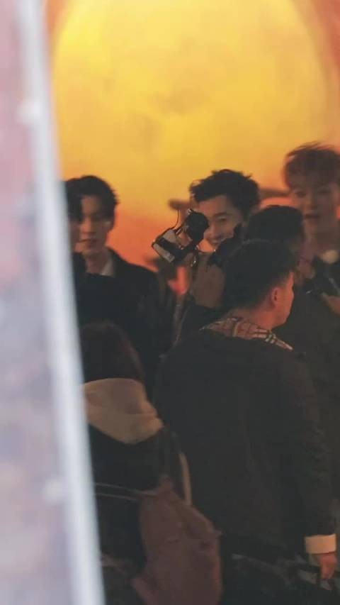 宇宙爆闪男团冬天氛围感男神来喽,兄弟们神图了