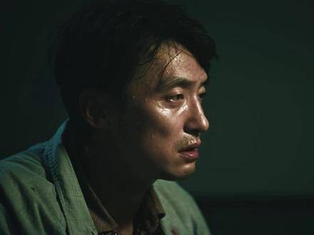 当象征正义之人被金钱俘获，他便与罪犯毫无分别