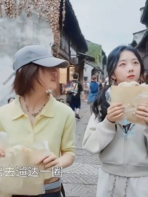 张子枫为谭松韵制作发圈展现真挚友谊