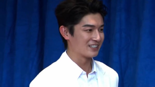 杨旭文新加坡AACA亚洲影艺创意大奖红毯 白色西装套装好帅！英文好苏！