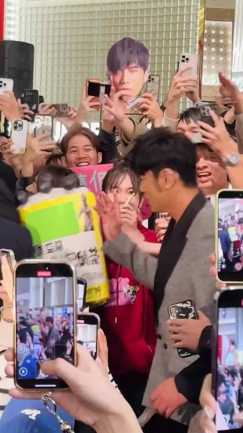 周杰伦真空深V亮相Dior活动，帅气引爆全场