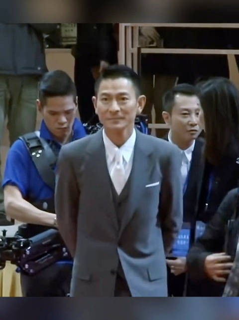 走路这气场无敌了