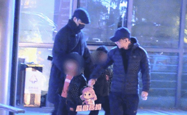 陈坤带双胞胎吃饭被拍 曾辟谣新孩子传闻