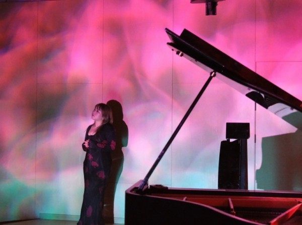 刘欣谕:钢琴家不再是“诠释者”——她用光影与互动重塑当代音乐现场