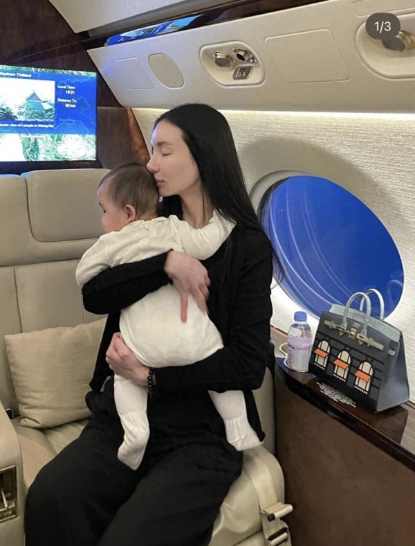 何猷君前任为二胎庆生,搭私人飞机出国庆祝,儿子已一岁生父不详