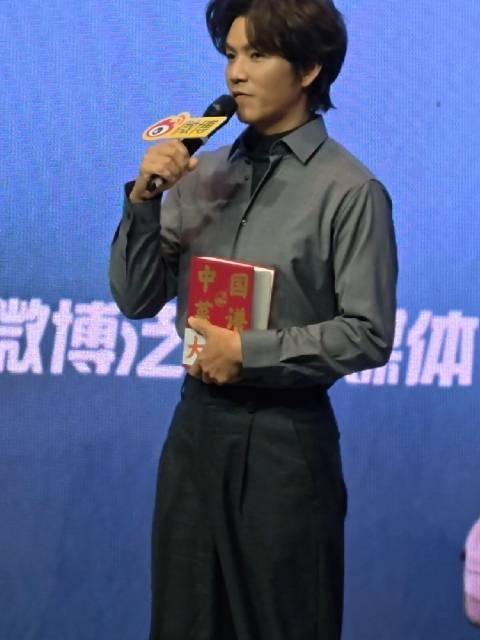 钟汉良携菜谱亮相,坦言《亦舞之城》炸厨房后苦练厨艺