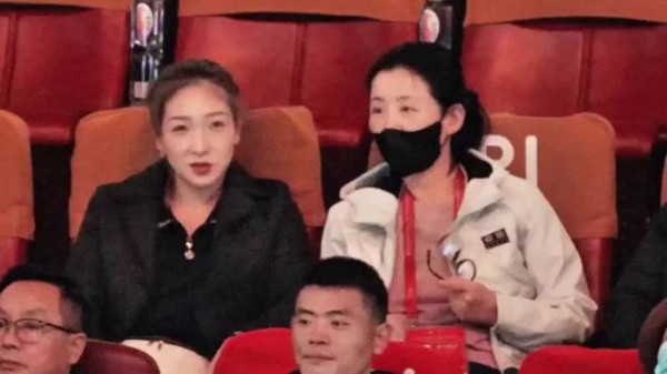 刘诗雯现场观看漂亮优雅还有领导气派，这是来考察工作的吧