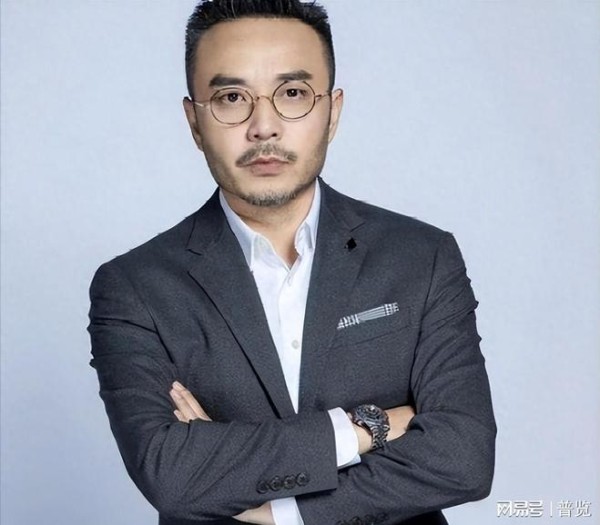 51岁汪涵现状：常年居住在长沙，穿人字拖嚼槟榔，大烟斗不离身