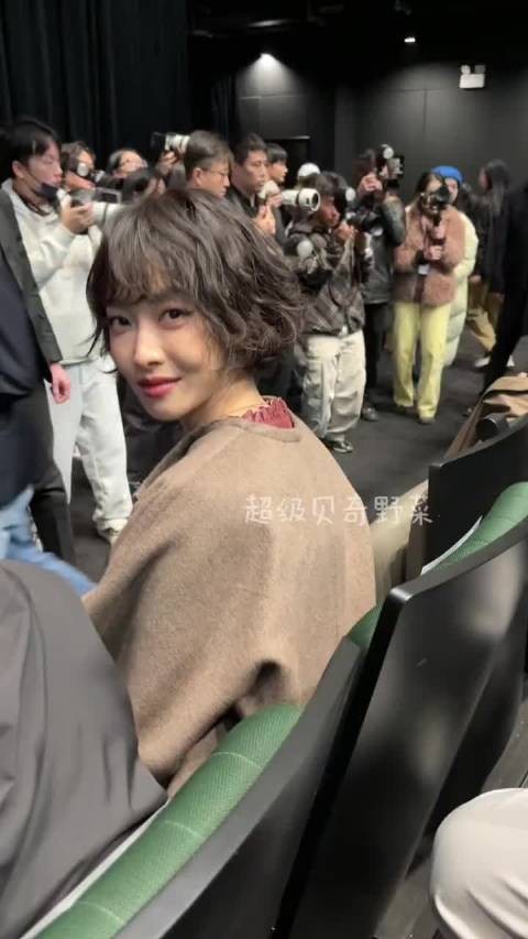 参加活动的宋茜杨幂金晨，这个怼脸要被美女们美晕了