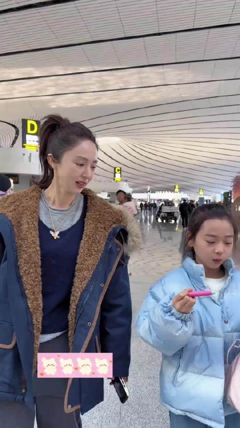 董璇携女赴澳追星白鹿，小酒窝手制拼豆礼物相赠