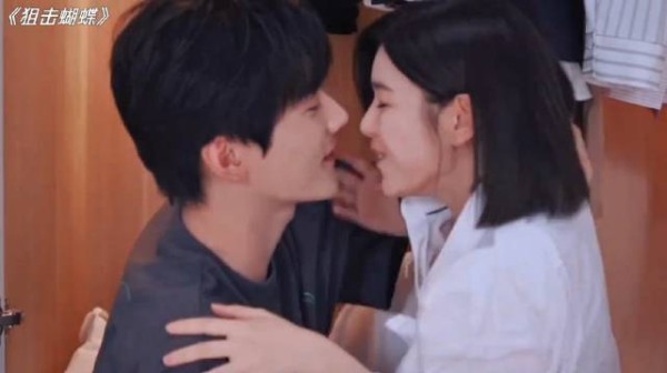 “俩人偷感十足，背着妈妈上演禁忌衣柜吻”