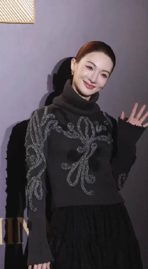 金晨回应嘴歪争议，自称从小如此