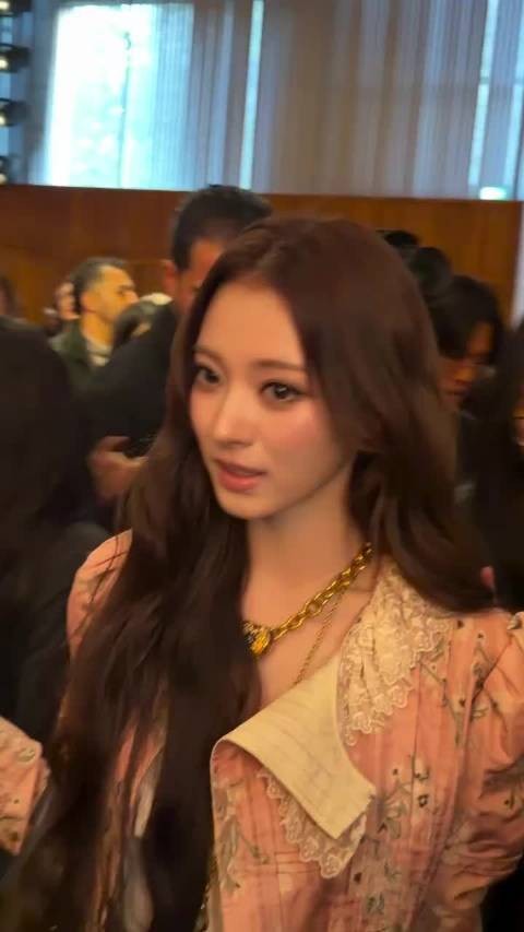 田中杏奈好有优越感的侧颜，这鼻子真的很适合她，很精致很绝美，已经很漂亮了