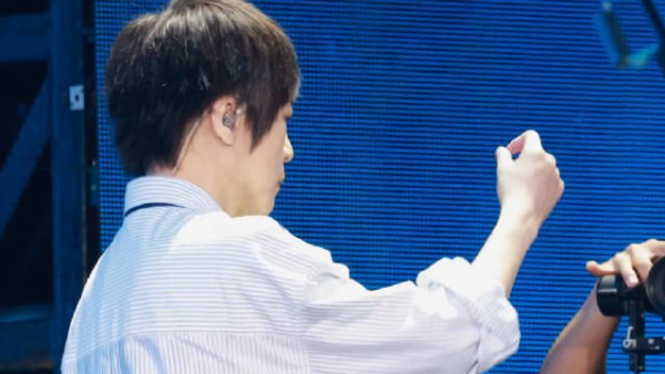 五月天阿信广州庆生，五岁小宏宝自插蜡烛吹灭