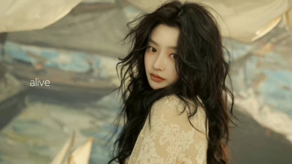 徐若晗蕾丝裙卷发造型释出,桂花香引热议