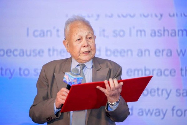 致敬诗歌与生命的交响，97岁谢冕在上海获金玉兰诗歌奖