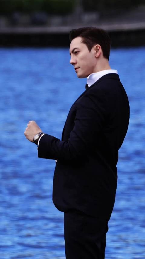 意大利湖边录制现在就出发路透, 背头穿西装太帅了