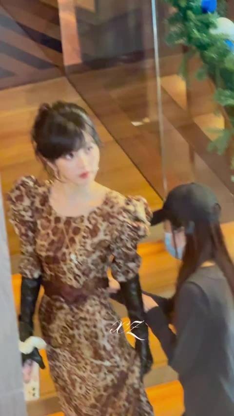 田曦薇刘海造型切换引热议,豹纹裙亮相尖叫之夜