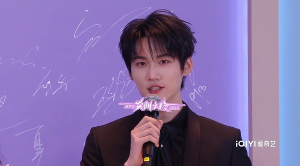 周柯宇赵晴亮相采访全程 周柯宇黑色西装好帅 !