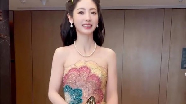 邢菲荷花礼服亮相2025爱奇艺尖叫之夜,寓意纯洁坚贞