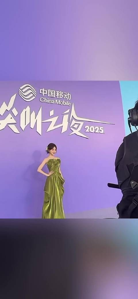 尖叫之夜祝绪丹绿色礼服真的好漂亮,彬彬有礼的和粉丝打招呼