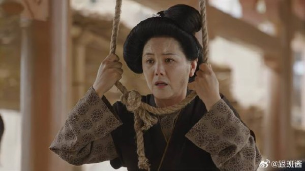 大娘闹着要上吊,以为能要挟到牡丹,怎料被人当众打脸