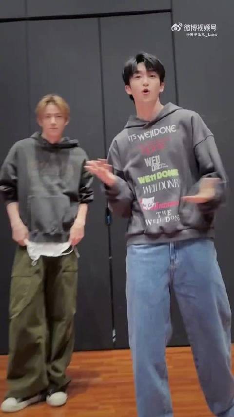 黄子弘凡李羲承官宣舞蹈联动，此前韩国偶遇伏笔揭晓