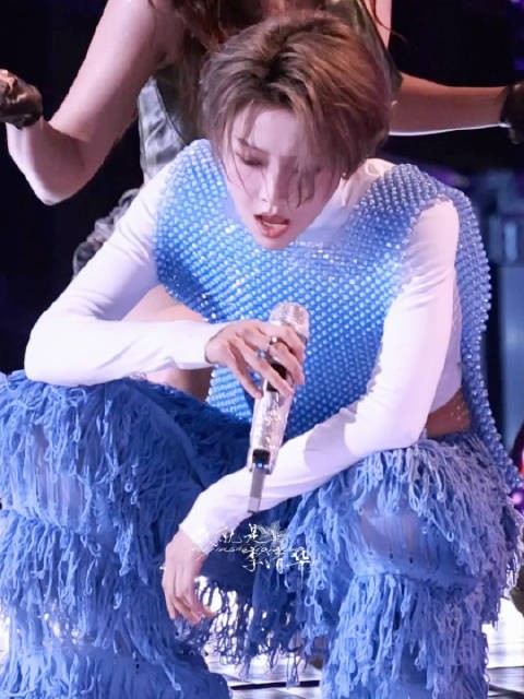 刘雨昕亮相2025爱奇艺尖叫之夜献唱《Unwind》