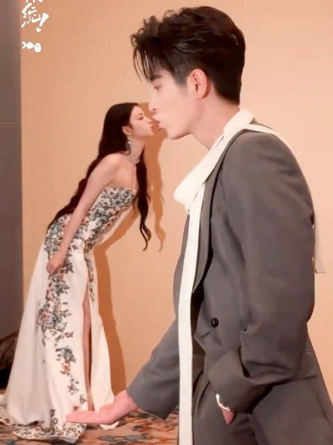 握草哈哈哈哈哈哈成何体统你们在后台拍啥呢这是！