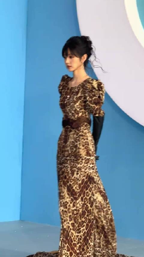 田曦薇这个小猫敬礼怪不得大家都这么喜欢，看完以后我感觉我都要成粉丝了