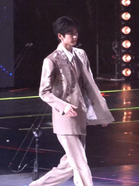 张凌赫举手投足之间没有一秒不帅的 苏感真的浑然天成