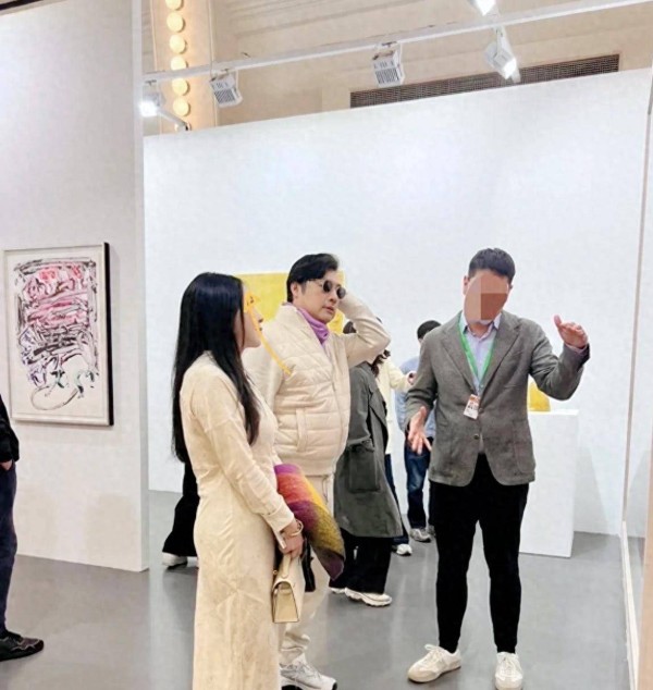 王岳伦带女伴看画展!同款米白色服装,离婚后活得这么潇洒