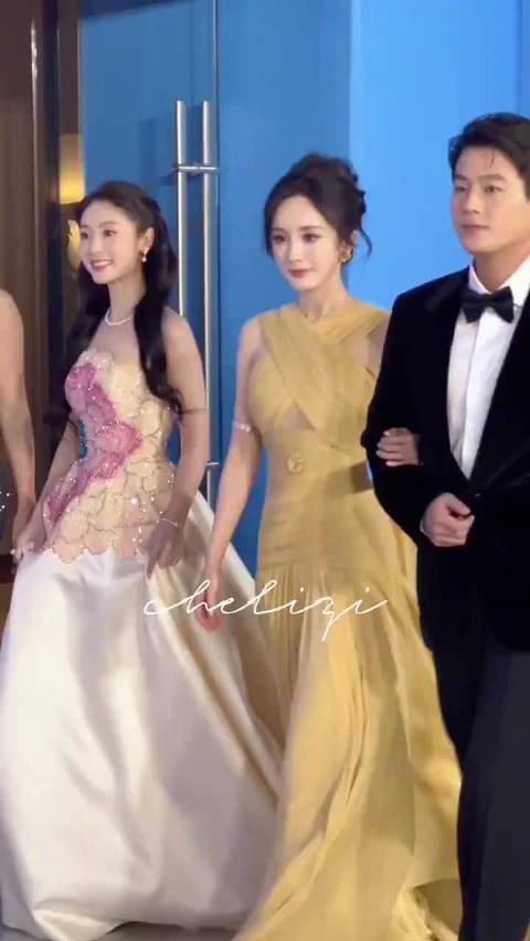 杨幂带着一家子人来走红毯压轴