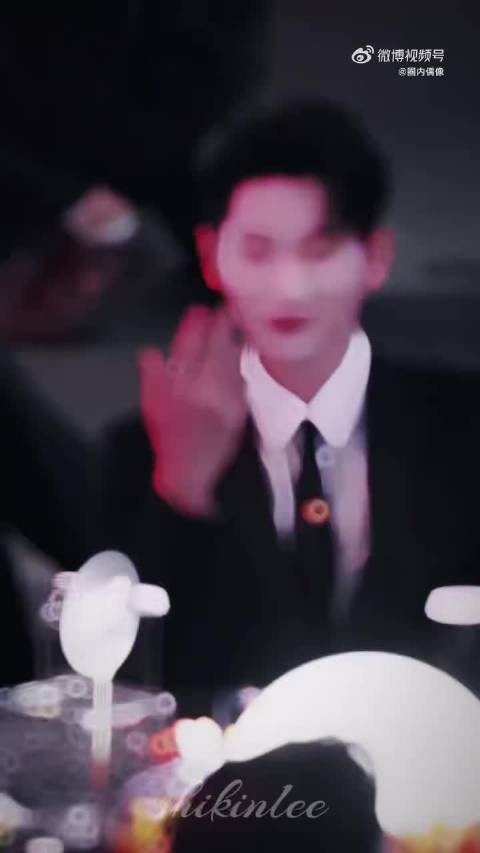 丞磊尖叫之夜转戒指细节引热议