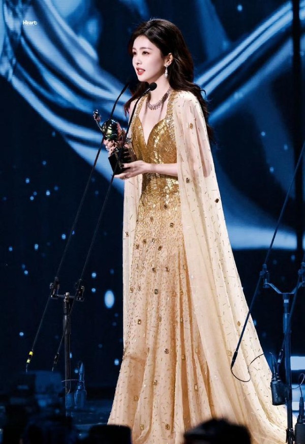 爱奇艺道歉就想翻篇?2.4亿热度角色被除名,粉丝氪金成笑话!