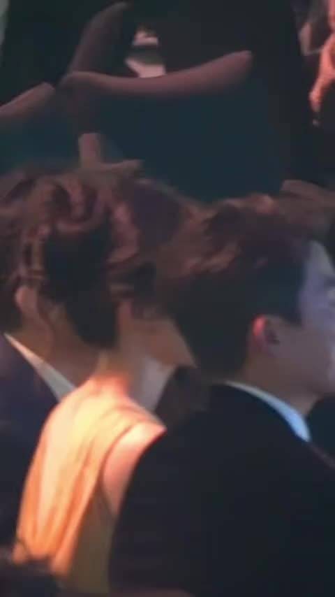 杨幂举奖杯仿佛看到了健身后遗症