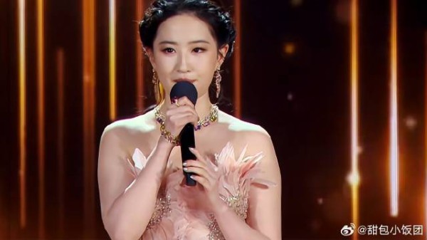 当刘亦菲穿上抹胸裙,浑身肉肉显得珠圆玉润