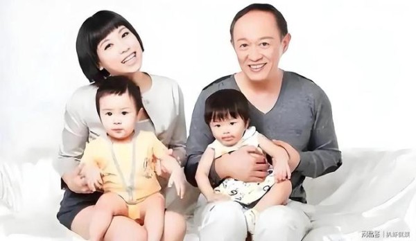 金士杰近60岁得子,接娃放学常被误认为爷爷,他笑称不是祖母就行