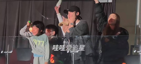 陈妍希谢楠带娃现身陆虎演唱会,温馨互动画面超吸睛