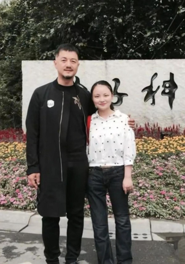 李亚鹏在四川见第4个女儿，相拥而泣，她是与王菲一起助养的女儿