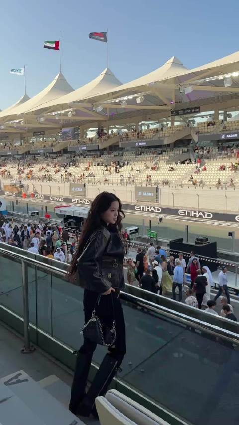 欧阳娜娜观赛阿布扎比F1 皮衣套装好酷
