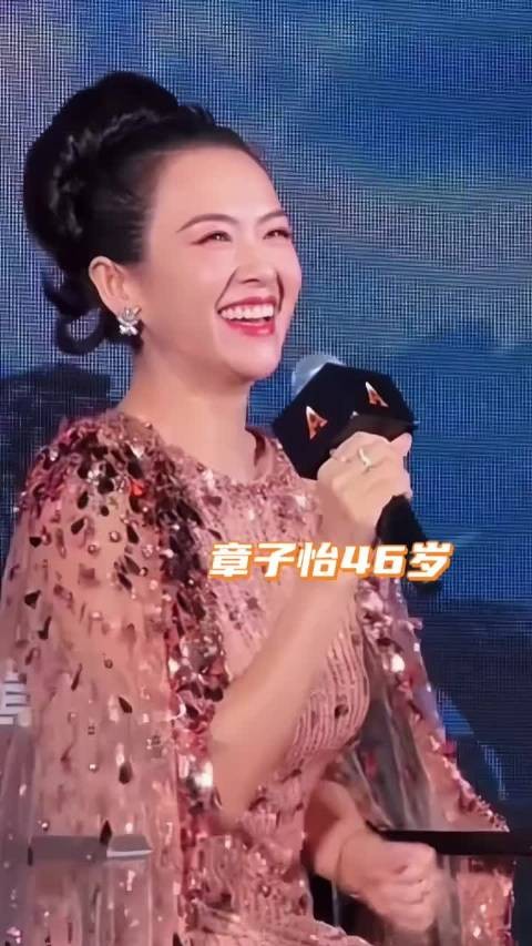 章子怡粉色长裙亮相引争议,孙俪黑色礼服获赞